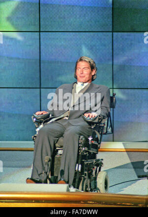 Christopher Reeve, acteur, quadriplégique, militant pour les droits des personnes handicapées et star de la 'Superman' les films qui a été paralysé dans un accident de cheval en 1995 traite de la Convention Nationale Démocratique à l'United Center de Chicago, Illinois le 26 août 1996. Dans son intervention, le préfet a souligné la nécessité d'un financement plus important pour la recherche sur les traumatismes médullaires. Credit : Ron Sachs/CNP - AUCUN FIL SERVICE - Banque D'Images