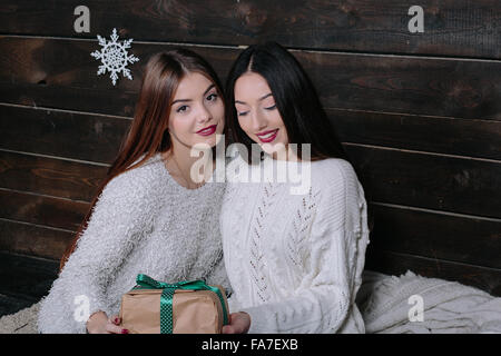 Deux belles filles à Noël Banque D'Images