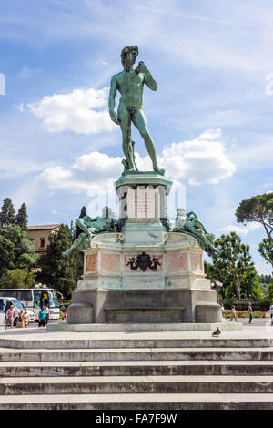 Italie, Florence, Michel-Ange Square, réplique le David de Michel-Ange. Banque D'Images
