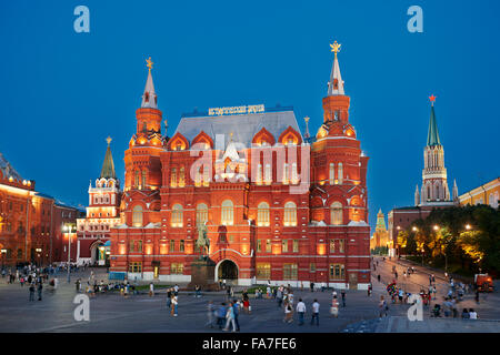 Musée Historique de l'état vu de Carré Manezhnaya au crépuscule. Moscou, Russie. Banque D'Images