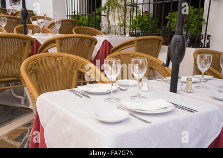 Terrasse d'été avec des boissons et des repas prêts à manger, Marbella Espagne Banque D'Images