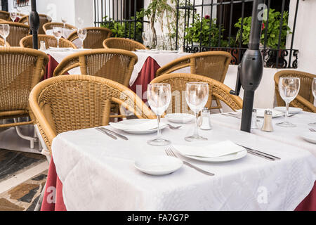 Terrasse d'été avec des boissons et des repas prêts à manger, Marbella Espagne Banque D'Images