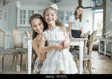 Joyeux deux filles posant avec jolie mère Banque D'Images