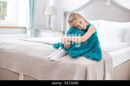 Triste jeune fille assise dans la chambre à coucher Banque D'Images