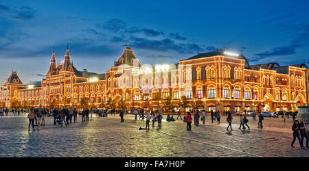 Vue panoramique sur la place Rouge et le MAGASIN DE GOMME illuminés au crépuscule. Moscou, Russie. Banque D'Images