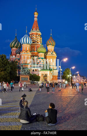 Touristes sur la place Rouge devant la cathédrale Saint-Basile illuminés la nuit. Moscou, Russie. Banque D'Images