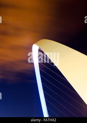 MILLENNIUM BRIDGE, à Newcastle upon Tyne / Gateshead, Tyne et Wear, affichage détaillé de la Millennium Bridge au crépuscule. Banque D'Images