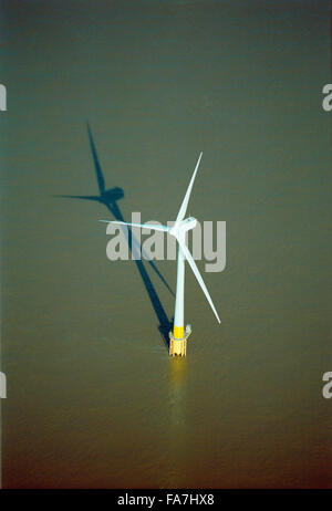 SCROBY SANDS Wind Farm, près de Great Yarmouth, Norfolk. Vue aérienne de l'un de l'éolienne de la mer au large. Banque D'Images