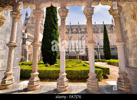 Portugal : cloître et jardin dans le monastère Santa Maria da Vitoria à Batalha Banque D'Images