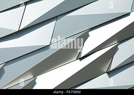 Close-up de l'aluminium anodisé argent tessons de Titanic Belfast du revêtement extérieur, un point de repère à Belfast, en Irlande du Nord, Royaume-Uni. Banque D'Images