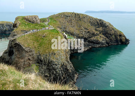 Les touristes traversent la Carrick a Rede de Carrick island, Ballycastle, comté d'Antrim, en Irlande du Nord, Royaume-Uni. Banque D'Images