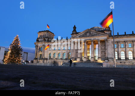 Un arbre de Noël se distingue par le bâtiment du Reichstag à Berlin, Allemagne. Banque D'Images