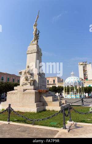 Italie, Pouilles, Monopoli, monument commémoratif sur la Piazza Vittorio Emanuele Banque D'Images