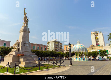 Italie, Pouilles, Monopoli, monument commémoratif sur la Piazza Vittorio Emanuele Banque D'Images