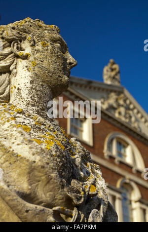 Buste de Pierre à la façade sud de Wimpole Hall, Cambridgeshire. Banque D'Images