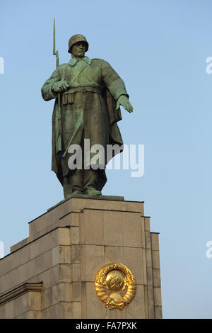 Le monument commémoratif de guerre soviétique au Tiergarten à Berlin, Allemagne. Le mémorial a été conçu par Mikhail Gorvits et dévoilé en 1945. Banque D'Images