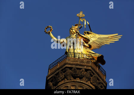 Le golden angel sur le haut de la colonne de la Victoire Berlin (Siegessäule) sur la Strasse des 17 Juni à Berlin, Allemagne. Banque D'Images