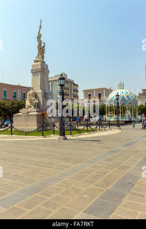 Italie, Pouilles, Monopoli, monument commémoratif sur la Piazza Vittorio Emanuele Banque D'Images