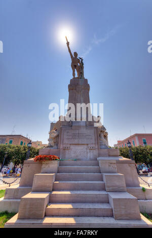 Italie, Pouilles, Monopoli, monument commémoratif sur la Piazza Vittorio Emanuele Banque D'Images