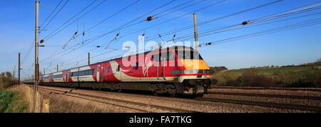 82208 Virgin Trains, train électrique à grande vitesse, East Coast Main Line Railway, près du village de Creeton, Lincolnshire, Angleterre Banque D'Images