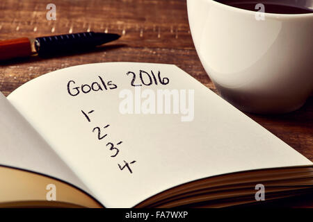 Libre d'un ordinateur portable avec une liste vide d'objectifs pour 2016 et une tasse de café sur une table en bois rustique Banque D'Images