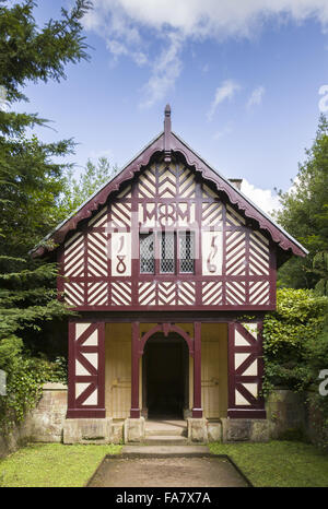 Le Cheshire Cottage à Biddulph Grange Gardens, Staffordshire. Photographié en août, c'est une façade imitant l'architecture traditionnelle de la comté voisin. Les initiales JMB sont celles des concepteurs du jardin, James et Maria Bate Banque D'Images