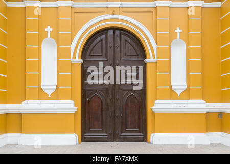 Entrée de l'église Iglesia de la Ermita dans le quartier Barranco à Lima, Pérou. Banque D'Images