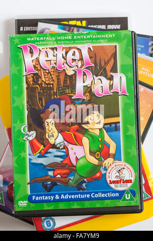 Pile de DVD avec DVD Peter Pan sur le dessus sur fond blanc Banque D'Images