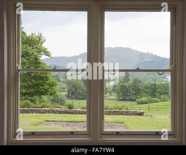 Vue depuis une fenêtre, à la Banque mondiale, Banque Allan Allan, Grasmere, Cumbria. Une fois à la maison de William Wordsworth et Canon Rawnsley, Allan Bank a été sauvé par les ravages d'un incendie en 2011. Banque D'Images