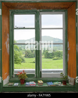 Vue depuis une fenêtre, à la Banque mondiale, Banque Allan Allan, Grasmere, Cumbria. Une fois à la maison de William Wordsworth et Canon Rawnsley, Allan Bank a été sauvé par les ravages d'un incendie en 2011. Banque D'Images