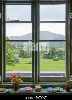 Vue depuis une fenêtre, à la Banque mondiale, Banque Allan Allan, Grasmere, Cumbria. Une fois à la maison de William Wordsworth et Canon Rawnsley, Allan Bank a été sauvé par les ravages d'un incendie en 2011. Banque D'Images