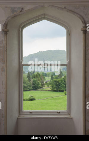 Vue depuis une fenêtre, à la Banque mondiale, Banque Allan Allan, Grasmere, Cumbria. Une fois à la maison de William Wordsworth et Canon Rawnsley, Allan Bank a été sauvé par les ravages d'un incendie en 2011. Banque D'Images