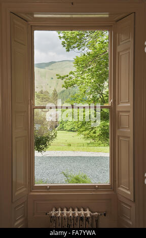 Vue depuis une fenêtre, à la Banque mondiale, Banque Allan Allan, Grasmere, Cumbria. Une fois à la maison de William Wordsworth et Canon Rawnsley, Allan Bank a été sauvé par les ravages d'un incendie en 2011. Banque D'Images