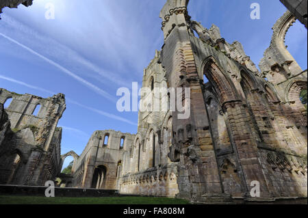 Vue des ruines de l'abbaye de Fountains, Yorkshire du Nord. Banque D'Images