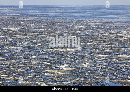 Avec la surface de la mer de glace cassée au début du printemps Banque D'Images