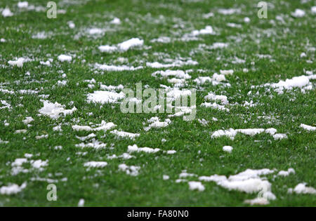 L'herbe verte sur un terrain de football recouvert d'une neige Banque D'Images