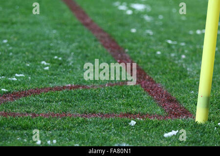 Vue rapprochée de coup de pied de coin du terrain de football soccer vert Banque D'Images