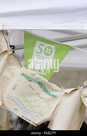 D'art des enfants de raccrocher lors du lancement de l'OakMobile dans le centre-ville de Birmingham, Juin 2013. Le OakMobile voyages voyage Birmingham rencontre avec différentes communautés en leur demandant de partager leurs histoires à propos des lieux qui sont spéciales pour eux. Banque D'Images