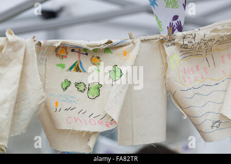 D'art des enfants de raccrocher lors du lancement de l'OakMobile dans le centre-ville de Birmingham, Juin 2013. Le OakMobile voyages voyage Birmingham rencontre avec différentes communautés en leur demandant de partager leurs histoires à propos des lieux qui sont spéciales pour eux. Banque D'Images