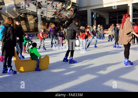 Bristol, Royaume-Uni. 23 Décembre, 2015. At-Bristol patinoire skaters profiter du plein air fun pause de fonctions de Noël juste avant le jour de fête. Organisé par l'At-Bristol Science Centre de bristols millénaire Square, England, UK, jusqu'au 5 janvier 2016 avec quelques informations au sujet de la science du frottement, patinage sur glace et d'être présenté en toute discrétion au cours de l'heure des séances de patinage. s. Crédit : Charles Stirling/Alamy Live News Banque D'Images