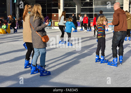 Bristol, Royaume-Uni. 23 Décembre, 2015. At-Bristol patinoire skaters profiter du plein air fun pause de fonctions de Noël juste avant le jour de fête. Organisé par l'At-Bristol Science Centre de bristols millénaire Square, England, UK, jusqu'au 5 janvier 2016 avec quelques informations au sujet de la science du frottement, patinage sur glace et d'être présenté en toute discrétion au cours de l'heure des séances de patinage. s. Crédit : Charles Stirling/Alamy Live News Banque D'Images