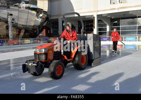 Bristol, Royaume-Uni. 23 Décembre, 2015. Entre la préparation de la session de patinoire pour l'At-Bristol patinoire skaters profiter du plein air fun pause de fonctions de Noël juste avant le jour de fête. Organisé par l'At-Bristol Science Centre de bristols millénaire Square, England, UK, jusqu'au 5 janvier 2016 avec quelques informations au sujet de la science du frottement, patinage sur glace et d'être présenté en toute discrétion au cours de l'heure des séances de patinage. Crédit : Charles Stirling/Alamy Live News Banque D'Images