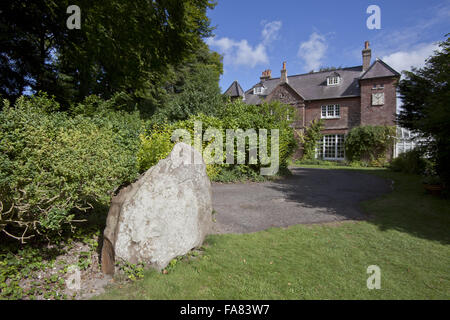 Pierre Sarsen en face de Max Gate, Dorset. L'écrivain Thomas Hardy conçu Max Gate à ses propres spécifications, et vécu ici pendant plus de quarante ans à partir de 1885. Banque D'Images