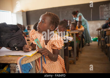 Les élèves apprennent à l'école primaire de Kouka Kouka Ministère, au Burkina Faso. Banque D'Images