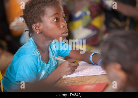 Les élèves apprennent à l'école primaire de Kouka Kouka Ministère, au Burkina Faso. Banque D'Images