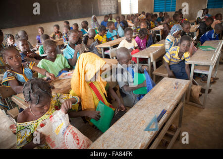 Les élèves apprennent à l'école primaire de Kouka Kouka Ministère, au Burkina Faso. Banque D'Images