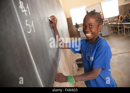 Les élèves apprennent à l'école primaire de Kouka Kouka Ministère, au Burkina Faso. Banque D'Images