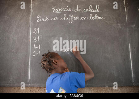 Les élèves apprennent à l'école primaire de Kouka Kouka Ministère, au Burkina Faso. Banque D'Images