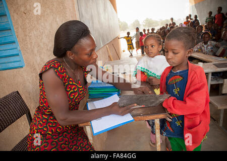 Les tuteurs d'un enseignant les élèves de l'école primaire de Kouka Kouka Ministère, au Burkina Faso. Banque D'Images