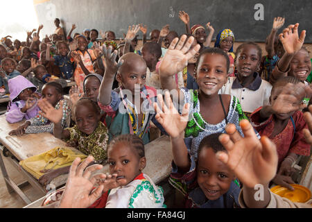 Les élèves apprennent à l'école primaire de Kouka Kouka Ministère, au Burkina Faso. Banque D'Images